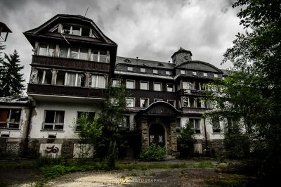 Ein sehr altes Haus mit vielen Fenstern