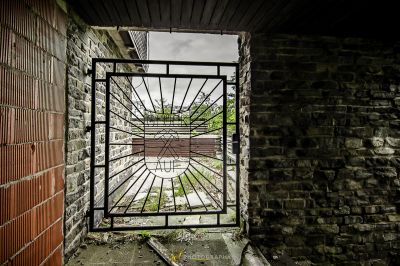 Ein Fenster in der Ziegelmauer mit Blick auf die Straße