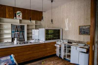 Eine Küche mit Spüle und Kühlschrank