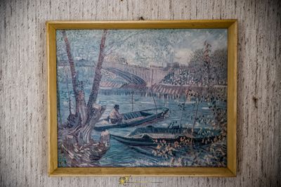 Ein Gemälde eines Bootes auf einem Fluss