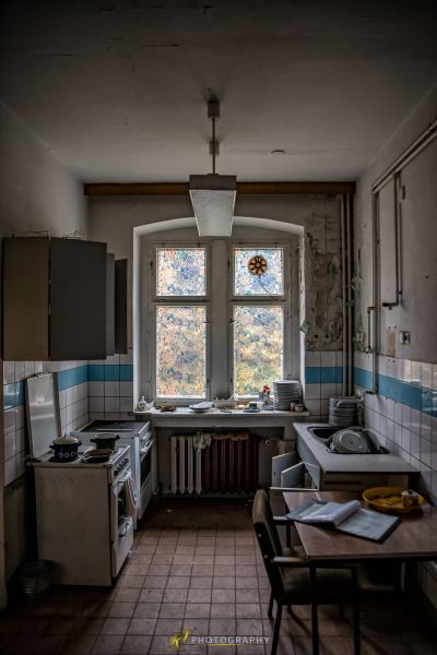 Eine Küche mit Waschbecken und Fenster