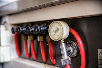 Eine Nahaufnahme einer Tankstelle mit einer Spurweite