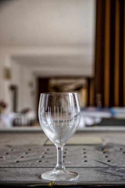 Ein Glas auf einem Tisch