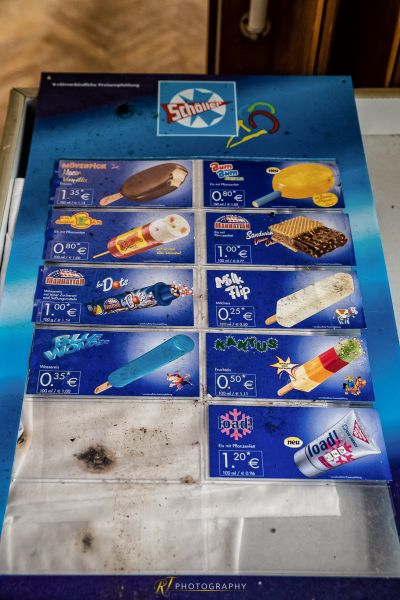 Die Anzeige der verschiedenen Arten der Pralinen auf dem Tisch