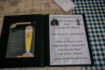 Ein Buch mit einem Bild von einem Bier