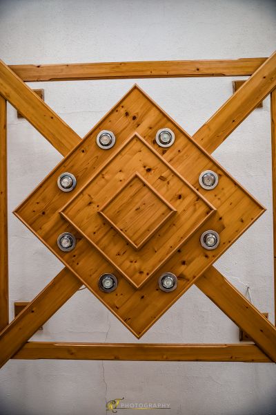 Ein Holzrahmen mit Metallknöpfen darauf