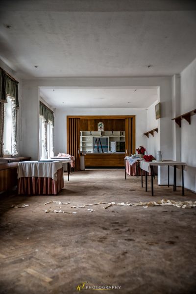 Ein Zimmer mit Tisch und Stuhl