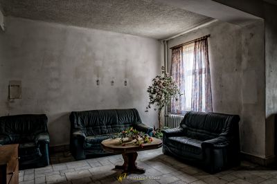 Ein Wohnzimmer mit Couch und Tisch