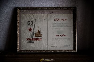 Ein Bild von einem Boot an einer Wand