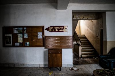 Ein Zimmer mit einer Treppe und einem Schild