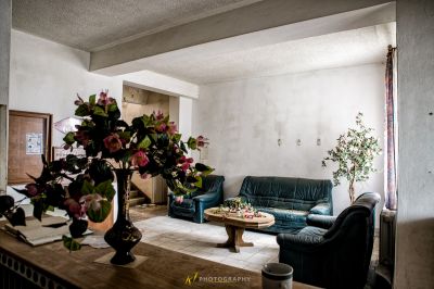 Ein Wohnzimmer mit Couch und Tisch