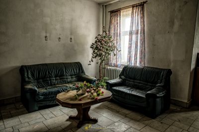 Ein Wohnzimmer mit Couch und Tisch