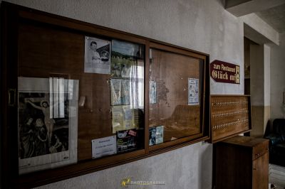 Ein Raum mit einer Couch und einem Bild an der Wand