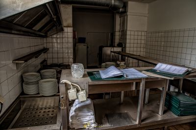 Eine Küche mit vielen schmutzigen Gerichten