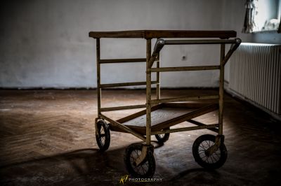 Einen Wagen mit einem Holzsitz darauf