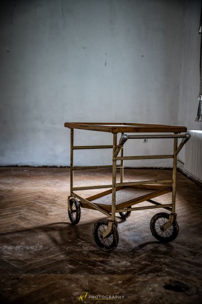 Einen Wagen mit einem Holzgriff