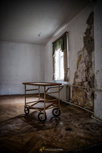 Ein Zimmer mit Tisch und Fenster