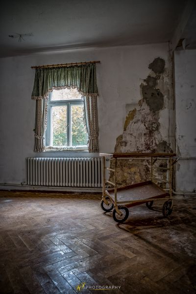 Ein Zimmer mit einem Rad und einem Rad