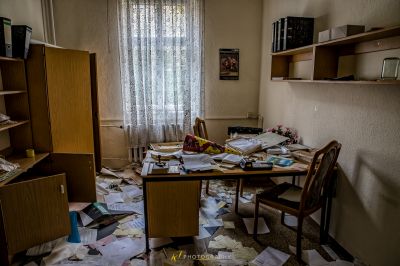 Ein chaotischer Raum mit einem Schreibtisch und vielen Papieren