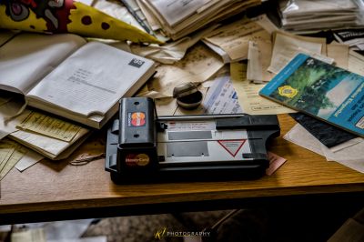 Ein Stapel von Papieren und ein Stapel von Papier