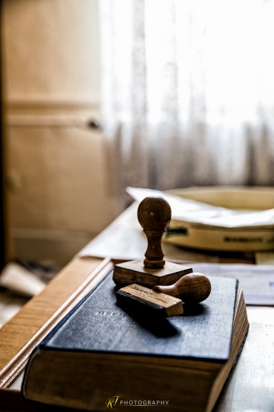 Ein Buch und eine Holzmarke auf einem Tisch