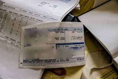 Eine Person, die eine Quittung in der Hand hat