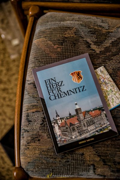 Ein auf einem Stuhl sitzendes Buch mit einem Buch darauf