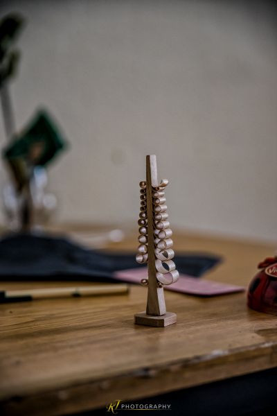 Ein Holztisch mit einem kleinen Holzweihnachtsbaum