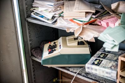 Ein Stapel Papiere und eine Schreibmaschine