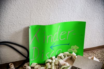 Eine grüne Tasche mit einem Schild, das eine Art Art Art von Art von Art sagt
