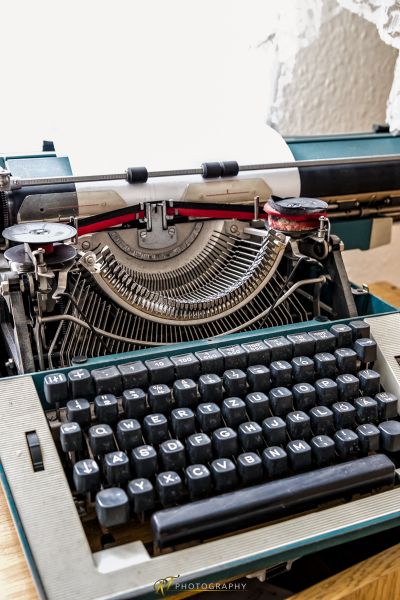 Eine Schreibmaschine auf einem Tisch