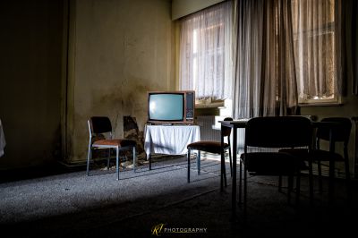 Ein Zimmer mit Fernseher und Stuhl