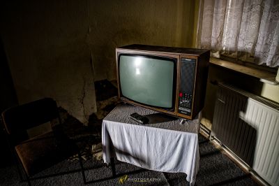 Ein Fernseher auf einem Tisch in einem Zimmer aufgestellt