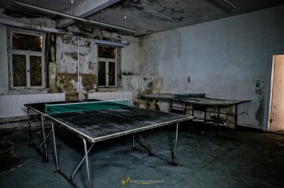 Ein Zimmer mit Tisch und Stuhl