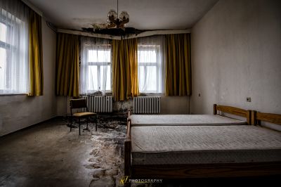 Ein Schlafzimmer mit einem Bett und einem Stuhl