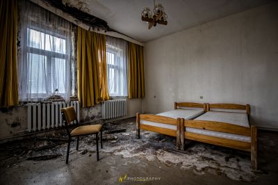 Ein Bett in einem Zimmer mit einem Fenster und einem Rad