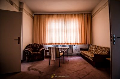 Ein Wohnzimmer mit Couch und Tisch