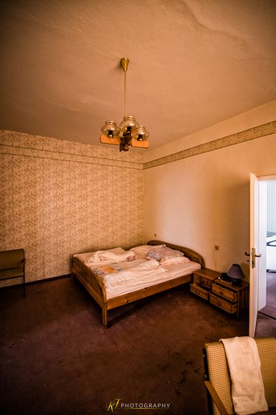 Ein Schlafzimmer mit einem Bett und einem Stuhl