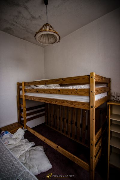 Ein hölzernes Etagenbett