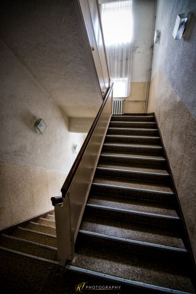 Eine Reihe von Treppen, die zu einem Fenster führen