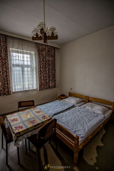 Ein Schlafzimmer mit einem Bett und einem Tisch