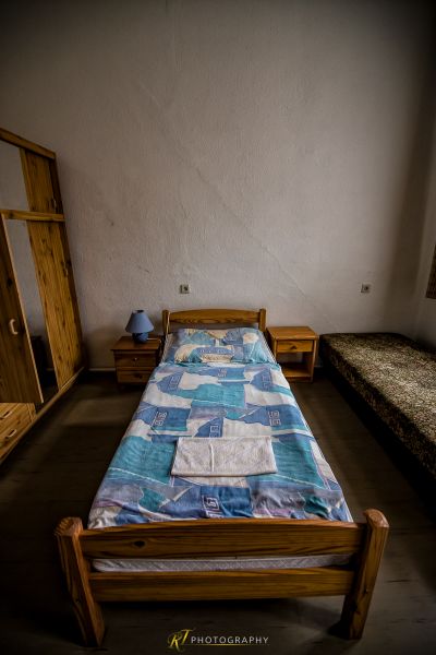 Ein Bett mit einer blauen und weißen Decke