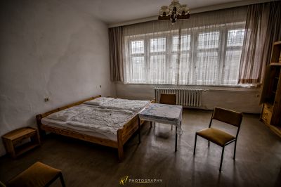 Ein Schlafzimmer mit einem Bett und einem Stuhl
