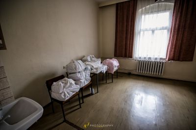 Ein Zimmer mit einem Bett und einem Waschbecken