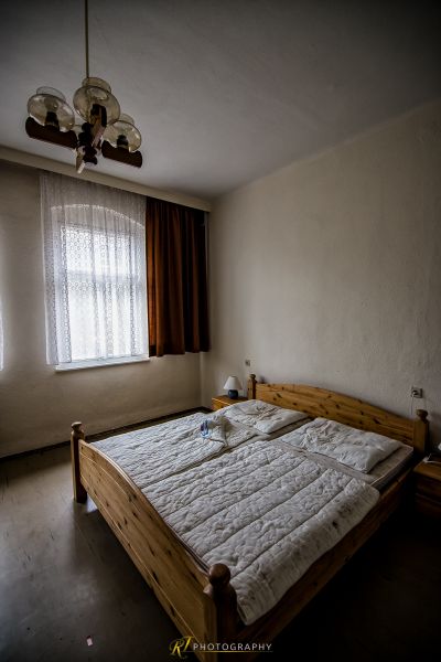 Ein Bett in einem Zimmer mit Fenster