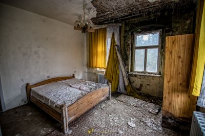 Ein Schlafzimmer mit einem Bett und einem Fenster