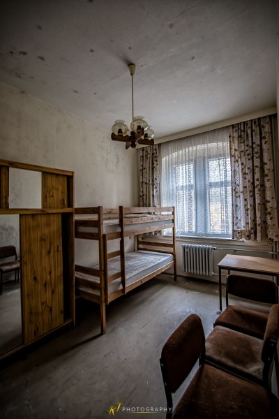 Ein Zimmer mit einem Etagenbett und einem Stuhl