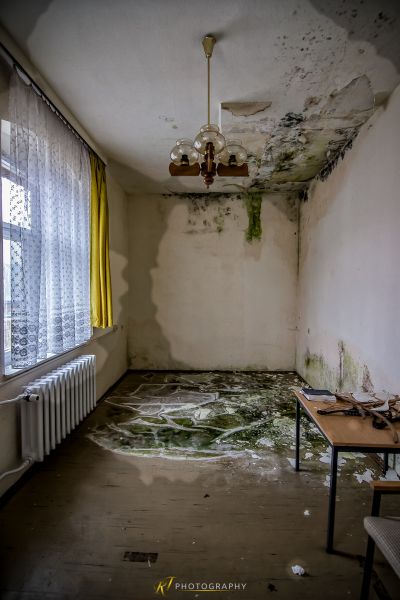 Ein Zimmer mit einem Tisch und einem Ventilator in ihm