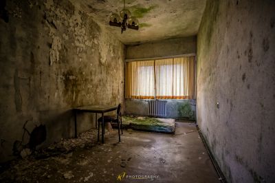 Ein Zimmer mit Tisch und Stuhl