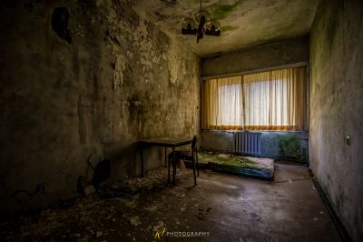 Ein Zimmer mit Stuhl und Fenster